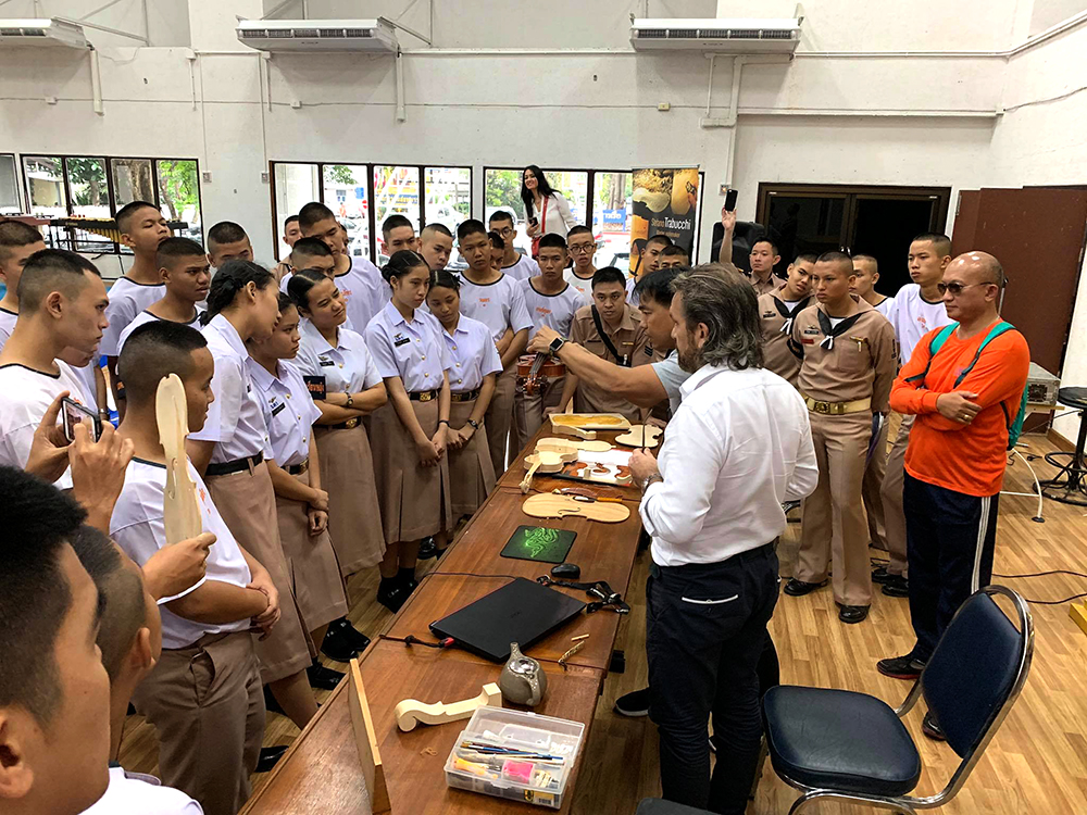 customerServicePage.galleryImageAlt 12