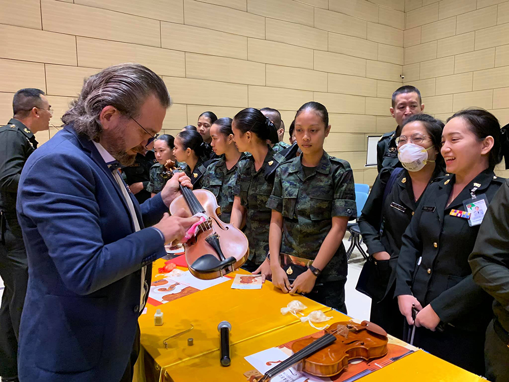 customerServicePage.galleryImageAlt 14