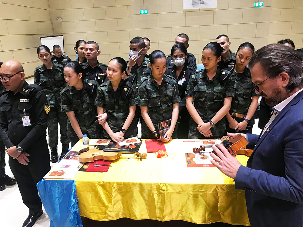 customerServicePage.galleryImageAlt 15