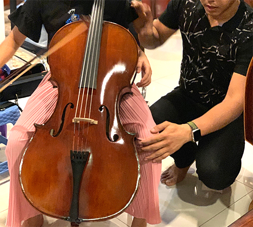 การวัดเชลโล: ส่วนโค้งด้านล่างและท่าขา